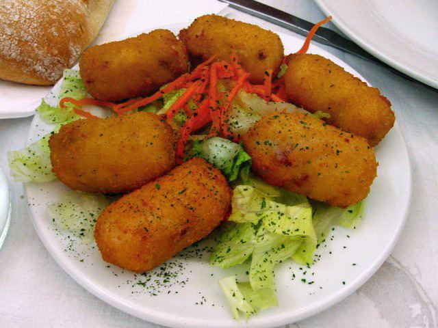Croquettes_with_salad